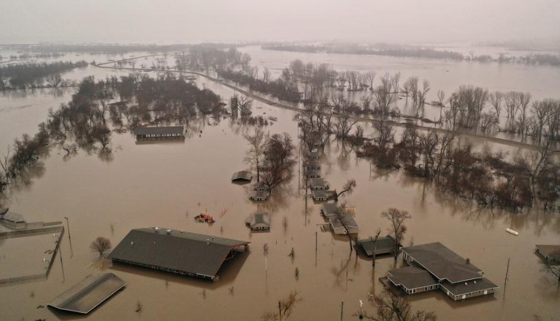 US Midwest Flood - Two Giant Waves Caused Heavy Damage